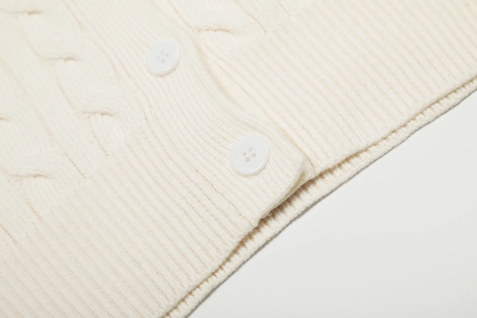 P250 Top quality" Style number: DS113# (not off the shelves all year round) [Ralph Lauren large V-neck solid color pony embroidered logo twist knitted cardigan] ✅Ralph Lauren classic basic versatile goddess style large V-neck knitted cardigan jacket ✅Main supply platform live broadcast Wholesale entities Replenish when out of stock Not off the shelves ✅ZP quality 1:1 version Scan the code to enter the GF website Counter quality ✅Detailed quality is the only one in Guangzhou Imported quality cotton yarn, focusing on high-end, cost-effective, good quality needless to say ✅The version is restored to the original order, the maximum size can be worn up to 160 pounds, loose, comfortable and stress-free ✅The upper body is simple and easy to match, ootd must-have style, good-looking clothes are never picky, a must-have in the goddess' wardrobe. Size: S-XL Color: Black White Gray Light Blue Khaki Pink Yellow Chinese Red Navy Blue White Label Navy Blue Red Label